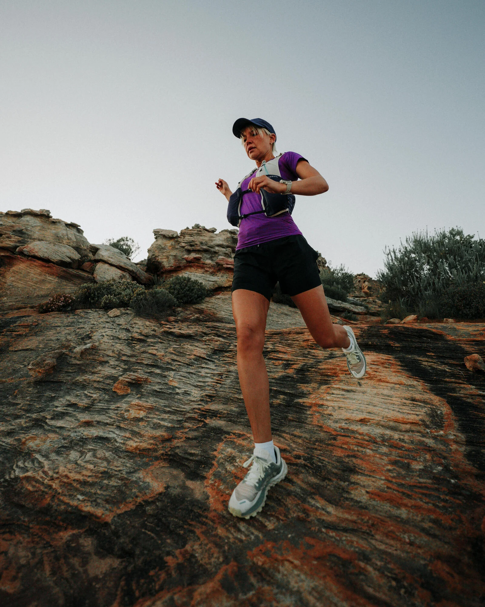 KIPRUN 8L Women's trail running bag - Beige purple - Image 11