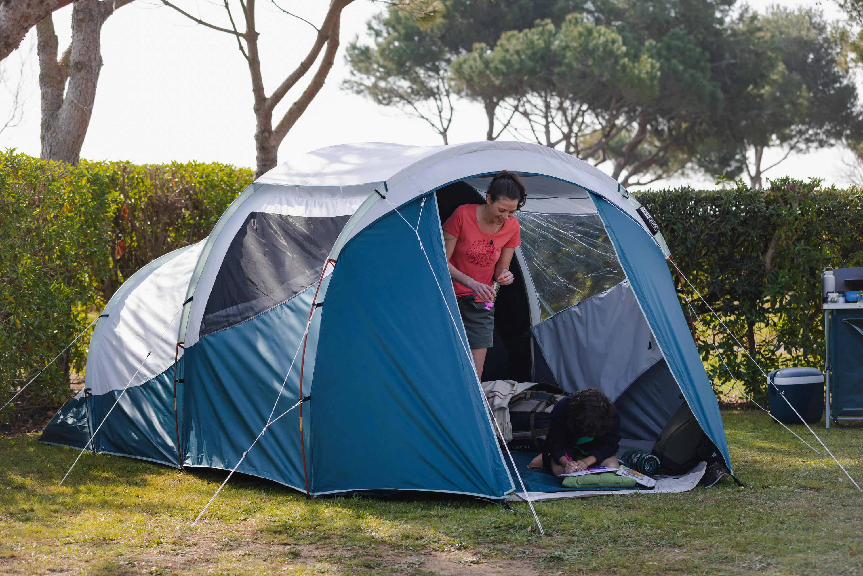 Quechua Arpenaz Fresh & Black Family Camping Tent 4 Person 1 Bedroom - Image 17