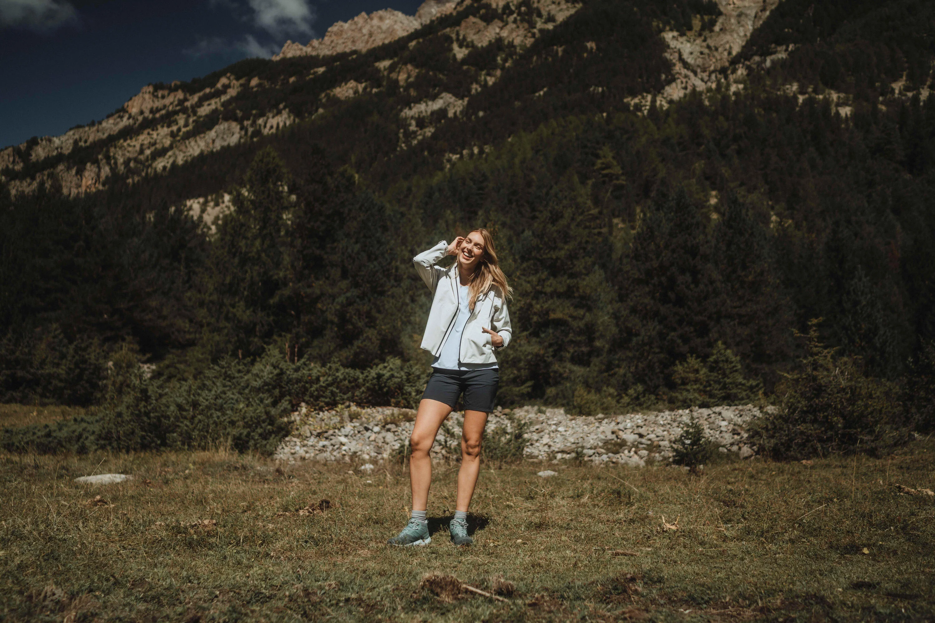 Quechua Women's MH100 Lightweight Waterproof Hiking Jacket - Image 12